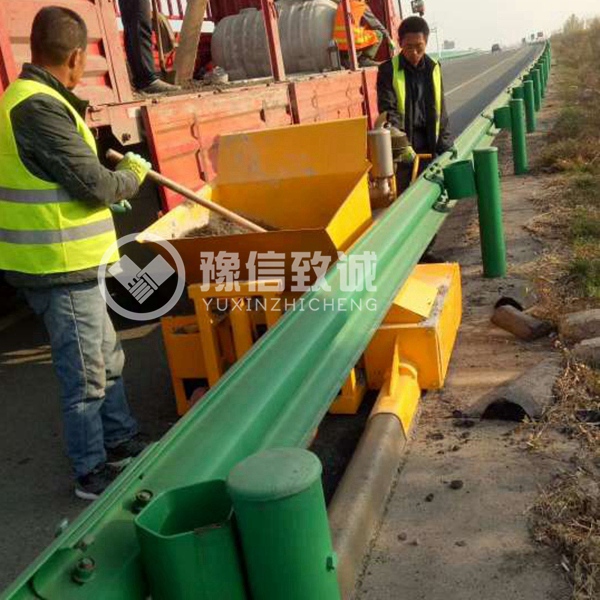 高速路邊攔水帶現(xiàn)澆機,自走式攔水帶成型機