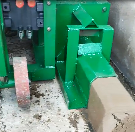 邯鄲小型路沿石機試機,混凝土路沿成型機調試圖片