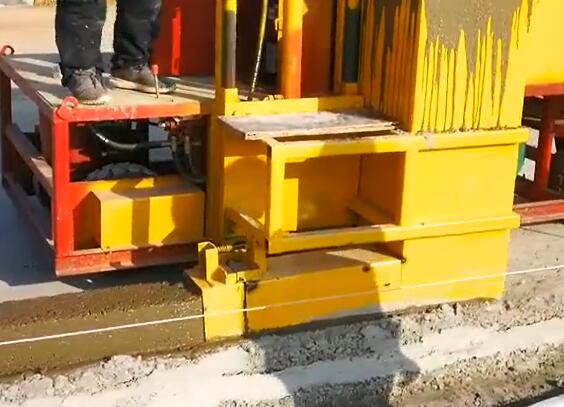 高速公路路沿石機現(xiàn)澆施工現(xiàn)場